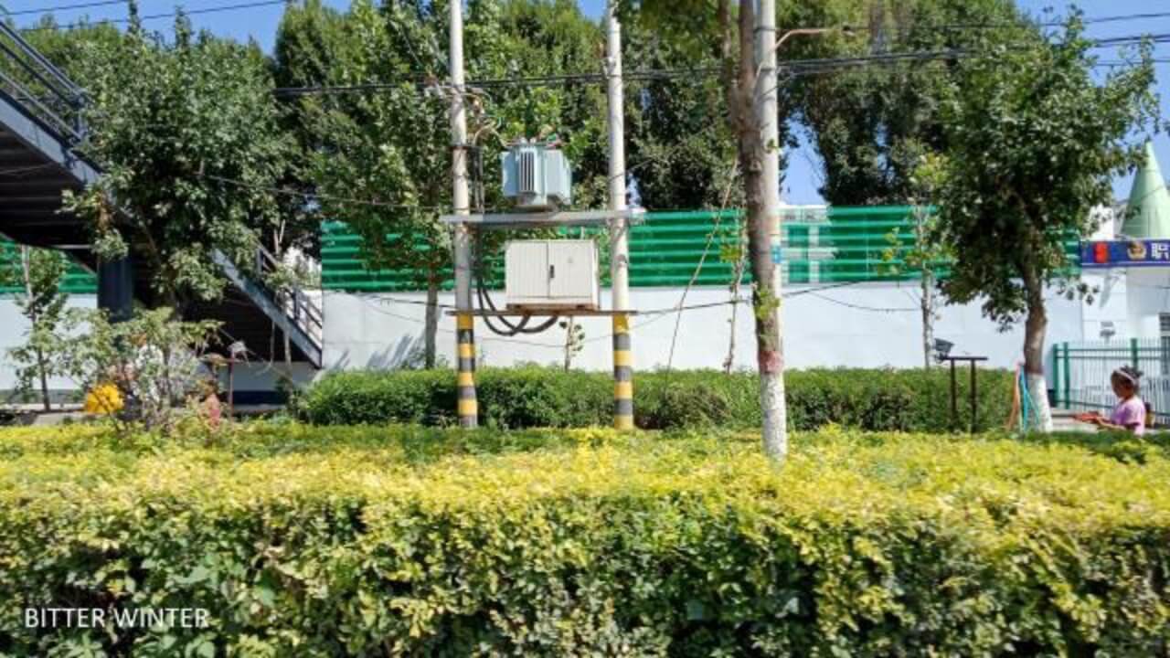 察布查爾縣第三中學外景,學校已被改造為「教育轉化中心」,外圍牆被安裝上綠色的加高防護圍欄