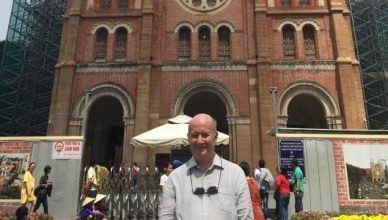 馬西莫·英特羅維吉（Massimo Introvigne）在越南胡志明市西貢聖母聖殿主教座堂門前