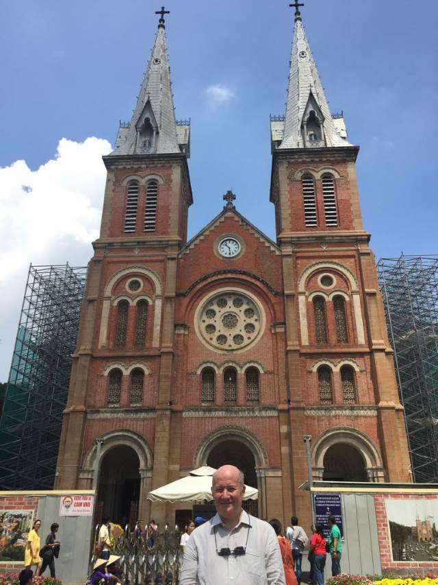 馬西莫·英特羅維吉(Massimo Introvigne)在越南胡志明市西貢聖母聖殿主教座堂門前